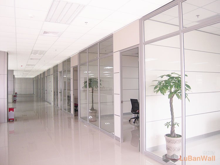 玻璃高隔间的现代化办公环境(图1)