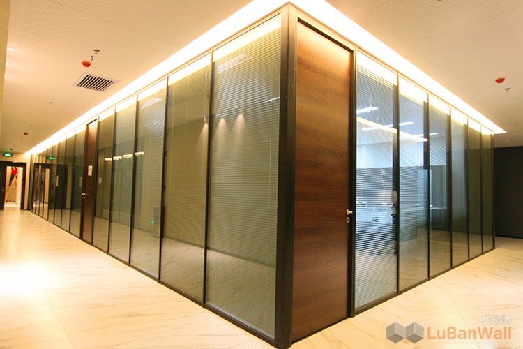 玻璃高隔间的现代化办公环境(图2)