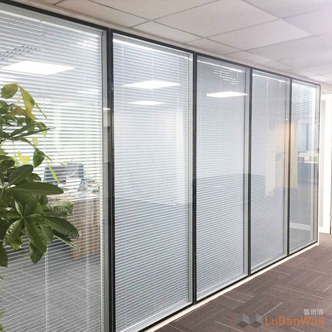 玻璃高隔间的现代化办公环境(图3)