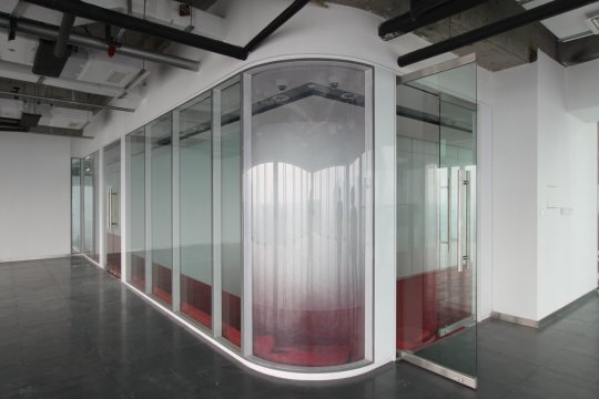安装隔断墙需要具备的现场环境和注意事项(图1) 隐框高隔间