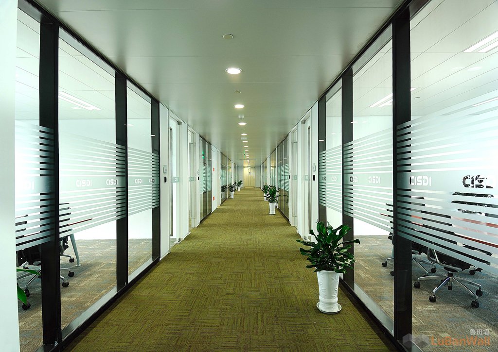 办公室装修玻璃高隔间、低碳环保、节能、高效搭配(图1)